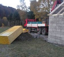 Suite montage charpente et début couverture, les charpentiers couvreurs étaient là 8h00.