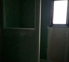 Ouverture pour futur chassis fixe dans la salle d'eau du RDC