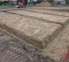 Et &agrave; la fin de la journ&eacute;e le terrassier a m&ecirc;me fini de creuser les fondations et pr&eacute;par&eacute; le terrain pour la venue des camions.