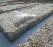 Puis les toupies sont arrivées et ont déversé des tonnes de béton dans le fond des fondations ! Ce fut impressionnant à voir !