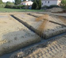 Puis les toupies sont arrivées et ont déversé des tonnes de béton dans le fond des fondations ! Ce fut impressionnant à voir !