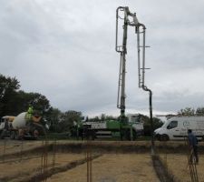 On a vu débarquer cette grande grue pour remplir les fondations de béton ! Rapide et efficace !!!