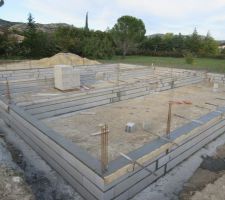 Une fois le béton sec, les ouvriers ont monté les parpaings afin de monter le vide sanitaire. Et pour finir, ils ont coulé du béton au-dessus pour faire bien droit et stabiliser l'ensemble.