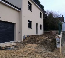 Remise à niveau des terres sur le devant de la maison.