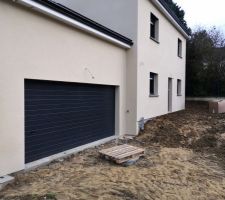 Remise à niveau des terres sur le devant de la maison