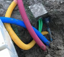 Début du raccordement. 
Eaux usées et eaux pluviales 
Gaines sorties telecom, gaz et électricité et eau