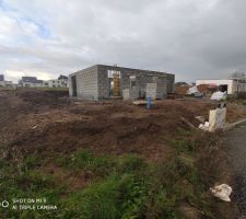 Fin de l'élévation des murs du RDC

Vue d'ensemble extérieur avant