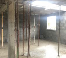 Etais de ma&ccedil;on en places pour soutenir la dalle de l'&eacute;tage en cours de s&eacute;chage.