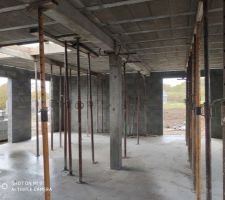 Etais de ma&ccedil;on en places pour soutenir la dalle de l'&eacute;tage en cours de s&eacute;chage.