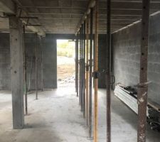 Etais de ma&ccedil;on en places pour soutenir la dalle de l'&eacute;tage en cours de s&eacute;chage.