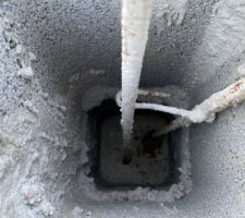 Ferraille enfoncée après le montage du mur et donc non solidaire aux fondations