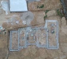 Vue du ciel, on voit mieux que la maison est de travers...