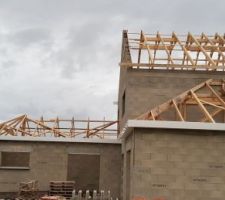 La charpente avance sous la pluie. Début octobre, toiture en cours