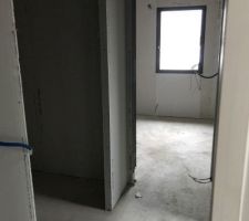 Suite parentale - dressing à droite - salle d eau à gauche et au fond chambre .