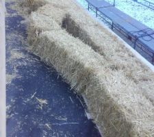 Paille au sud : dernière botte de la rangée, calée en force