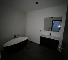 Salle de Bain . Baignoire Ilot Noire LM // Meuble Lapeyre