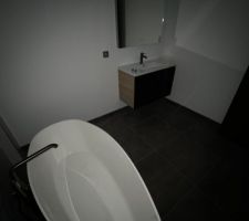 Salle de Bain . Baignoire Ilot Noire LM // Meuble Lapeyre