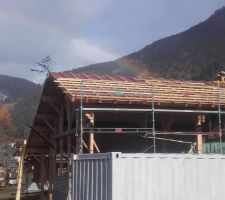 La tradition : sapin au faîtage dès que le toit est étanche (salué par un arc -en-ciel ! :-)