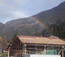 La tradition : sapin au faîtage dès que le toit est étanche (salué par un arc -en-ciel ! :-)