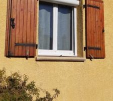 Pose de volets roulants solaires sur toutes les fenêtres (SAM, + les 3 chambres)
Pose d'un moteur simple sur celui de la baie vitrée du salon