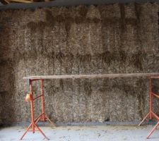 Mur isolé en botte de paille