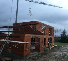 Arriv&eacute;e du charpentier sur le chantier et installation