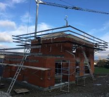 Avanc&eacute;e des travaux d'installation de la charpente principale