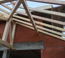 Pr&eacute;mices du d&eacute;plafonnement et des poutres apparente dans l'espace salon