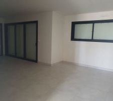 Les volets fermés de la maison dans la pièce de vie