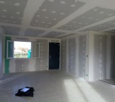 Ponçage en cours
Pièce principale.
Salon