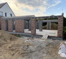 Le bas se termine , place &agrave; la dalle b&eacute;ton de l &eacute;tage  
Beau travail.