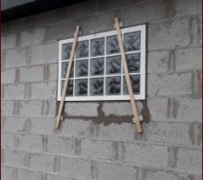Voilà les tuiles posées, et les briques de verre du garage