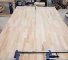 Compliqu&eacute; d'assembler 2 plans de travail en h&ecirc;tre de cuisine de chez LRM. Il a fallu les recouper les 2 deux pour avoir une surface de collage plane