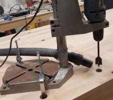 R&eacute;alisation des trous pour passer les serre-joint sur le plan de travail et utiliser des but&eacute;es