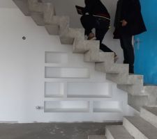 Niches sous l'escalier préparées. Cela fait bien ressotir les escaliers en béton brut (notre porte d'entrée est blanche), bientôt ils vont poser les gardes corps en verre !