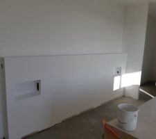 Niches tête de lit avec les prises et interrupteur intégrés.