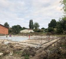 Mise en place des réseaux, mise en place du film sous-dalle polyethylène, coffrage terrasse et trottoir suspendu