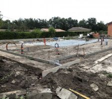 Mise en place des r&eacute;seaux, mise en place du film sous-dalle polyethyl&egrave;ne, coffrage terrasse et trottoir suspendu
