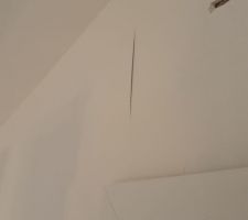 D&eacute;sordre jointage plaques de pl&acirc;tre.
Photo prise le 5/12 "Nous sommes intervenus la semaine derni&egrave;re pour la reprise de vos bandes"(semaine du 25-11 au 30-11 )