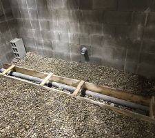 Coffrage dans la cave pour protéger les tuyaux