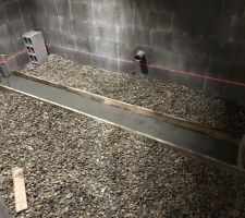 Coffrage dans la cave pour protéger les tuyaux, béton en place