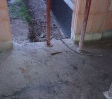 Goudronnage des sous bassement et d&eacute;coupe du sous bassement du garage pour la porte de service qui avait &eacute;t&eacute; oubli&eacute;