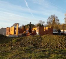 En plein travail d'élévation des murs, sous un temps plus clément que la veille!