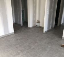 Carrelage fini avec les plinthes