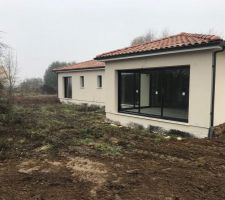 Pas de régalage des terres devant la maison car nous allons y mettre une terrasse