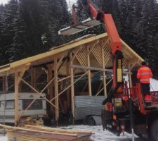 Le camion de tôles : la grue en action