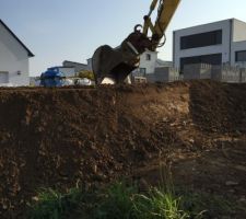 .... suite le vide sanitaire fini , coulage de la dalle .... on attend que &ccedil;a s&egrave;che ...un peut de terrassement... enl&egrave;vement du surplus de terres suite au d&eacute;caissement important de la maison terrain en pente !!  1, 40 de d&eacute;caissement par rapport au terrain naturel par rapport &agrave; la dalle ... un peut inquiet &agrave; ce stade des 1.40 m de hauteur de terre ( terrain naturel ) situ&eacute; &agrave; 1 m derni&egrave;re la futur maison , mais y reste le vide sanitaire plus plancher chauffant... ce qui va me metre une dalle net &agrave; 1 m environ Derriere la maison... un talutage en pente douce est pr&eacute;vu, afin que l implantation de la maison soit plus en harmonie avec le terrain ...