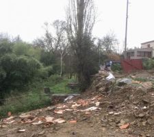 Allez, on décide de s'attaquer au terrain avec terrassement, mise en place de gabions et il faut qu'on creuse un trou pour accueillir la station d'épuration...
Avec ce terrain en pente, nous avons décider de créer plusieurs plateaux.