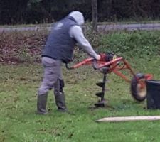 Première étape et dernière sur 2019 plantations des arbres et d'une haie végétale variée 
Après ce sera la maçonnerie en préparation de la pose du portail électrique, puis pose d'un grillage le long de la route pour finaliser, puis enrobage et aménagement électrique de l'allée