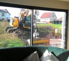 Engin de chantier a investi le jardin.